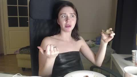 Snapshot of amoremeoww chatting on December 2024 07:33:01 PM miss unforgettable online show from December 2024 07:33:01 PM