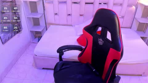 amyevan_ online show from October 2025 10:19:02 PM