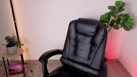 Aleja  online show from November 2025 06:12:02 AM