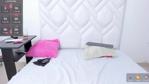 analia18  online show from October 2025 02:39:02 PM