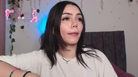 Snapshot of andra_rosse chatting on May 2026 11:33:02 PM Andra de la Rosse online show from May 2026 11:33:02 PM