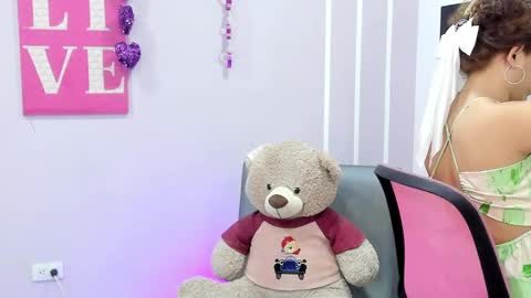Snapshot of andy_gamboa chatting on February 2025 11:43:01 AM Andrea online show from February 2025 11:43:01 AM