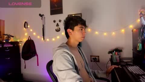 andy_guez_11 online show from December 2024 10:08:01 AM