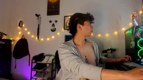 andy_guez_11 online show from December 2024 01:11:02 PM