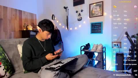 andy_guez_11 online show from December 2024 01:05:02 PM