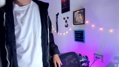 andy_guez_11 online show from January 2025 10:18:02 AM