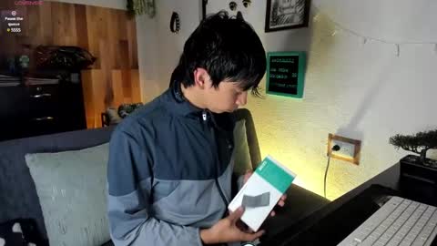 andy_guez_11 online show from February 2025 10:31:02 AM