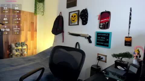 andy_guez_11 online show from February 2025 12:57:02 PM