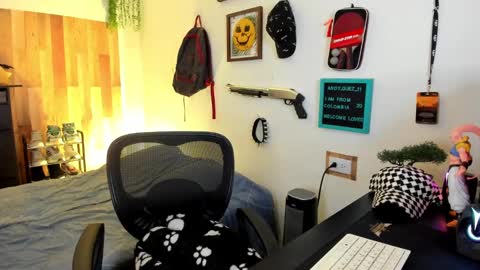 andy_guez_11 online show from February 2025 01:10:02 PM