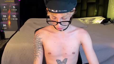 Snapshot of andywiills chatting on October 2025 09:23:02 PM Andy online show from October 2025 09:23:02 PM