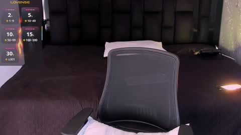 Snapshot of andywiills chatting on October 2025 09:28:02 PM Andy online show from October 2025 09:28:02 PM