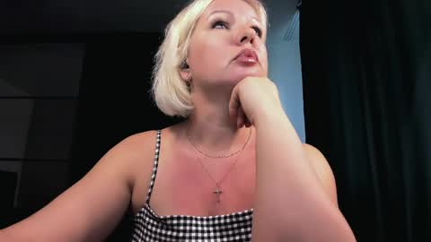 Snapshot of angelaroberti2 chatting on June 2026 06:13:01 PM glow online show from June 2026 06:13:01 PM