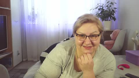 Snapshot of angelinaglam chatting on December 2024 12:06:01 PM AngelinaGlam online show from December 2024 12:06:01 PM