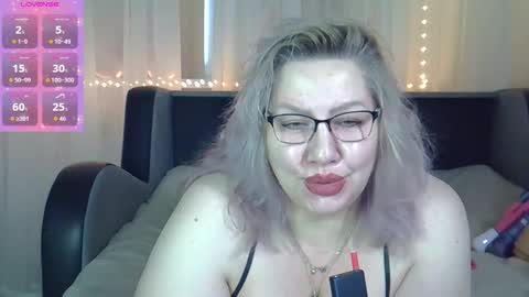 Snapshot of angelinaglam chatting on October 2025 12:05:01 PM AngelinaGlam online show from October 2025 12:05:01 PM