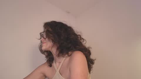 Snapshot of angelinarosss_ chatting on April 2026 11:32:02 PM online show from April 2026 11:32:02 PM