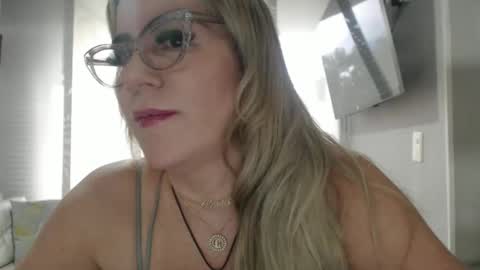 angelinna_12 online show from October 2025 09:11:01 PM