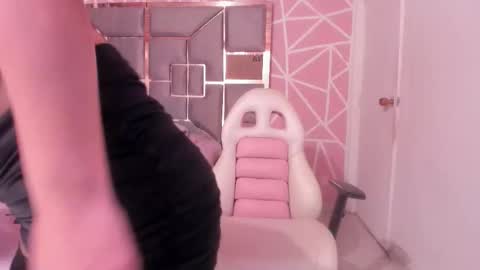 Anggi  online show from November 2025 10:59:02 AM