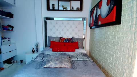 Snapshot of anielli69 chatting on October 2025 02:01:02 AM laura online show from October 2025 02:01:02 AM