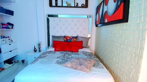 Snapshot of anielli69 chatting on October 2025 12:18:01 AM laura online show from October 2025 12:18:01 AM