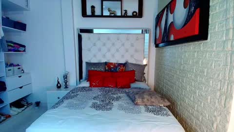 Snapshot of anielli69 chatting on October 2025 02:02:05 AM laura online show from October 2025 02:02:05 AM