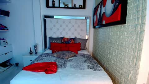 Snapshot of anielli69 chatting on October 2025 09:49:02 PM laura online show from October 2025 09:49:02 PM