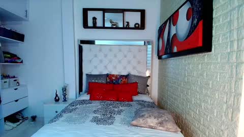 Snapshot of anielli69 chatting on November 2025 08:52:02 PM laura online show from November 2025 08:52:02 PM