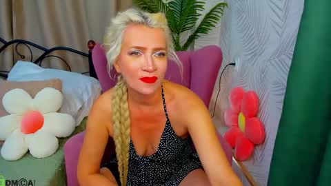 Snapshot of ann_curt chatting on June 2026 08:38:01 AM Luna Lady online show from June 2026 08:38:01 AM