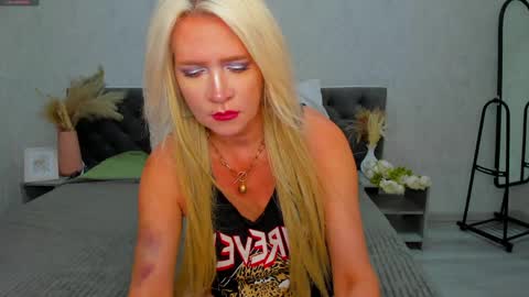 Snapshot of ann_curt chatting on June 2026 09:31:02 AM Luna Lady online show from June 2026 09:31:02 AM