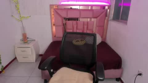 ANNA online show from April 2026 09:04:01 PM