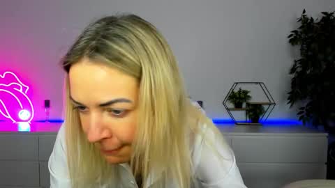 anna_snow9 online show from November 2025 07:17:01 PM