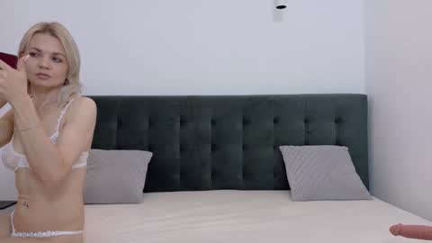 Anna online show from December 2025 04:11:01 PM