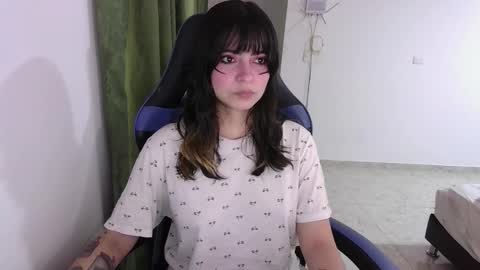 Snapshot of annacrow chatting on November 2025 09:59:02 PM Anna online show from November 2025 09:59:02 PM