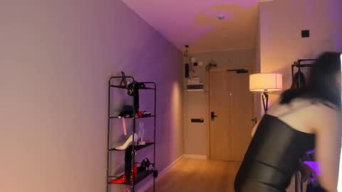 Anna online show from October 2025 06:07:01 PM