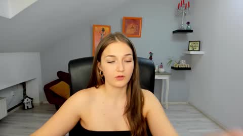 annewilsonn online show from November 2025 02:28:01 PM