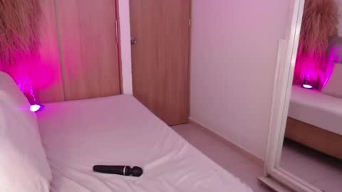 annie_20_ online show from April 2026 03:59:01 PM