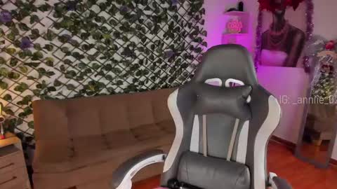 annie_barozzi online show from December 2024 02:22:02 PM