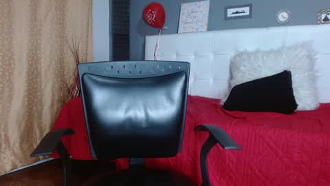 annie_scott_ online show from February 2025 11:46:02 PM