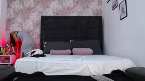 Anniieleonhart online show from February 2025 08:33:02 PM