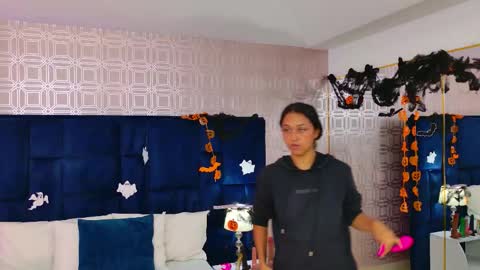 Anniieleonhart online show from November 2025 07:48:02 PM