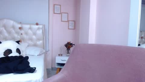 Snapshot of anny_louis chatting on December 2024 02:21:02 AM ANNY LOUIS online show from December 2024 02:21:02 AM