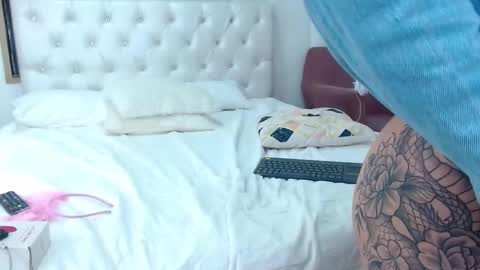 Snapshot of anny_louis chatting on January 2025 08:20:01 AM ANNY LOUIS online show from January 2025 08:20:01 AM