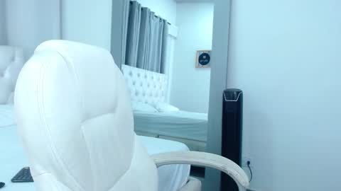 Snapshot of anny_louis chatting on February 2025 02:12:02 AM ANNY LOUIS online show from February 2025 02:12:02 AM