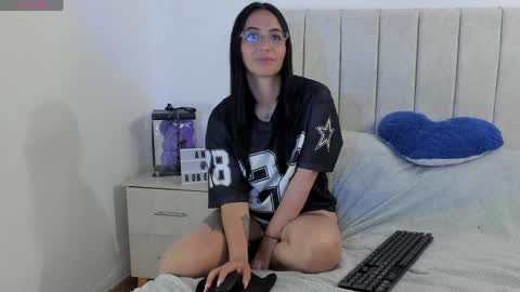 Snapshot of annyroberts_89 chatting on April 2026 05:18:01 PM Anny online show from April 2026 05:18:01 PM