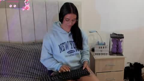 Snapshot of annyroberts_89 chatting on June 2026 08:22:01 PM Anny online show from June 2026 08:22:01 PM
