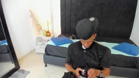 Snapshot of anthoy_wayans chatting on February 2025 12:37:01 AM       online show from February 2025 12:37:01 AM