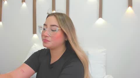 A N T O N E L L A  online show from February 2025 04:48:02 PM