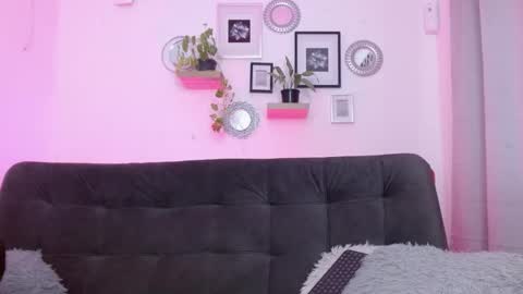 Snapshot of antonella_n_brian chatting on October 2025 06:28:01 PM Antonella y Brian online show from October 2025 06:28:01 PM