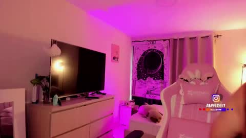   Independent model  online show from November 2025 07:01:02 PM