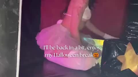 Snapshot of april_bennett chatting on October 2025 12:20:01 PM online show from October 2025 12:20:01 PM