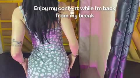 Snapshot of april_bennett chatting on November 2025 12:05:01 PM online show from November 2025 12:05:01 PM